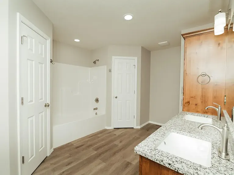 1371 E Macon St — Photo 22