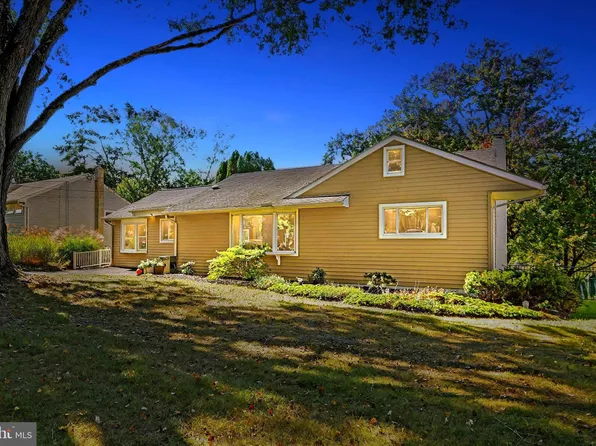 11 Fairway Dr, Yardley, PA 19067