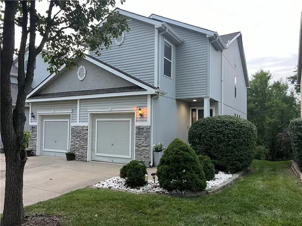 3241 SW Shadow Brook Dr, Blue Springs, MO 64015