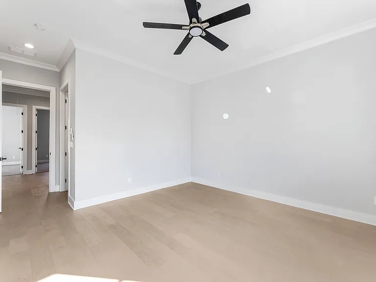 2035 Parkside Ln — Photo 38