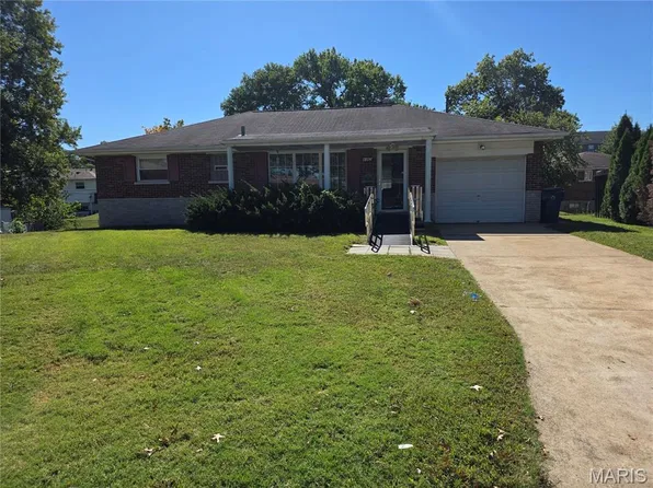 8382 Lonkar Dr, Saint Louis, MO 63123