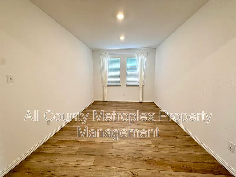 4 bed, 2.0 bath, 1960 sqft, $2,400 — Photo 3