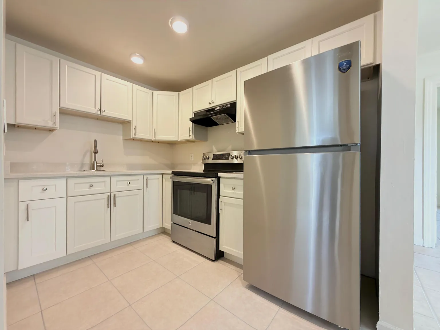 4 bed, 1.5 bath, 1040 sqft, $3,500 — Photo 2