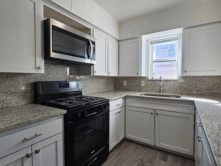 2420 Louise St — Photo 6