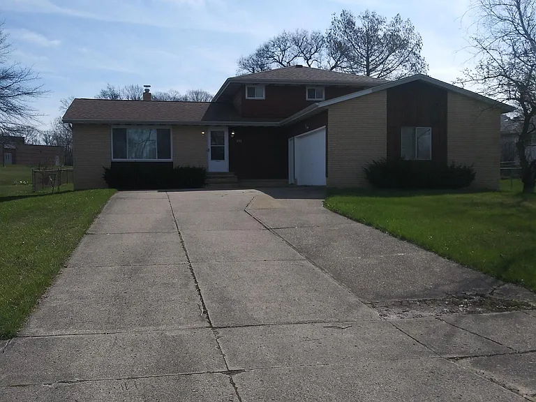 1159 Mulberry Ln — Photo 2