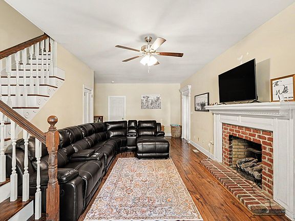2nd image of 3711 Creekside Cir N