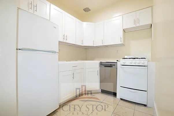 Rented by City Stop Realty | media 4