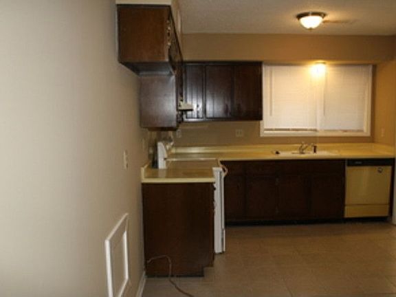 4th image of 4053 Hitchcock St