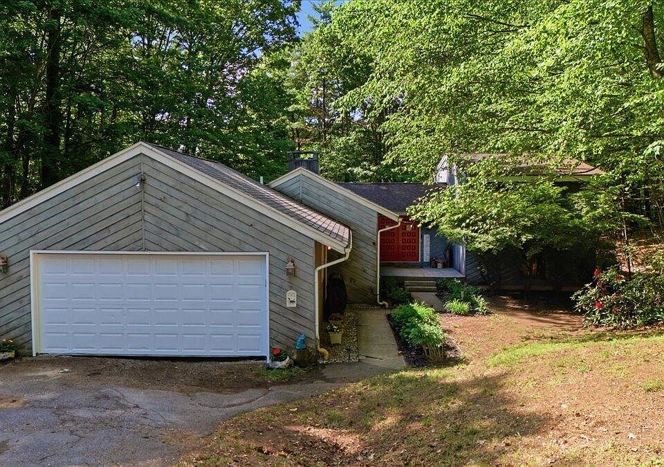 1st image of 54 Carriage Hill Road