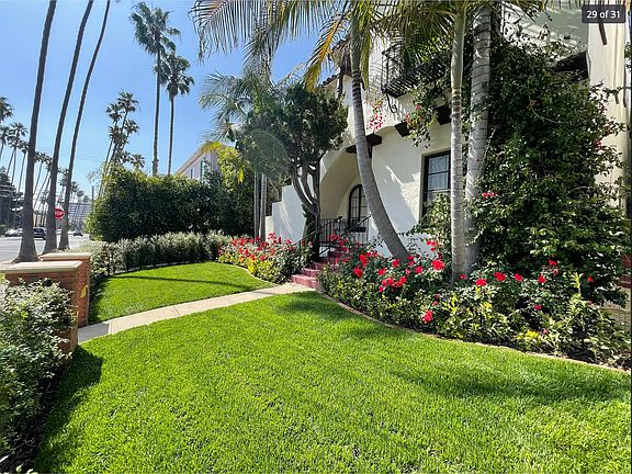 Private front yard! Fully enclosed