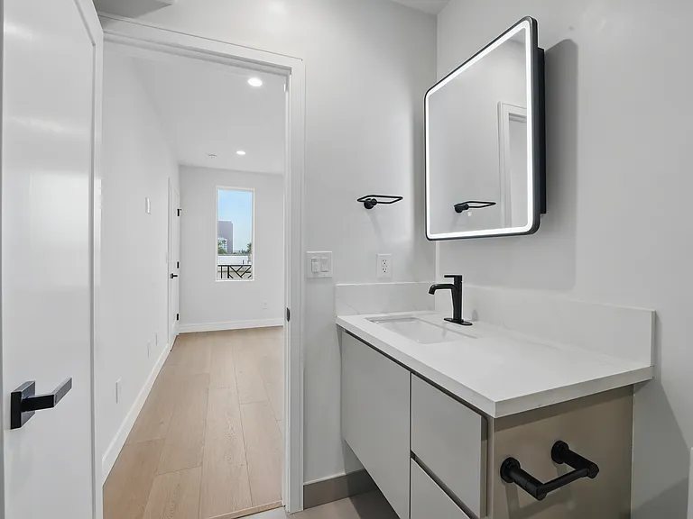 8236 1/2 Blackburn Ave — Photo 45