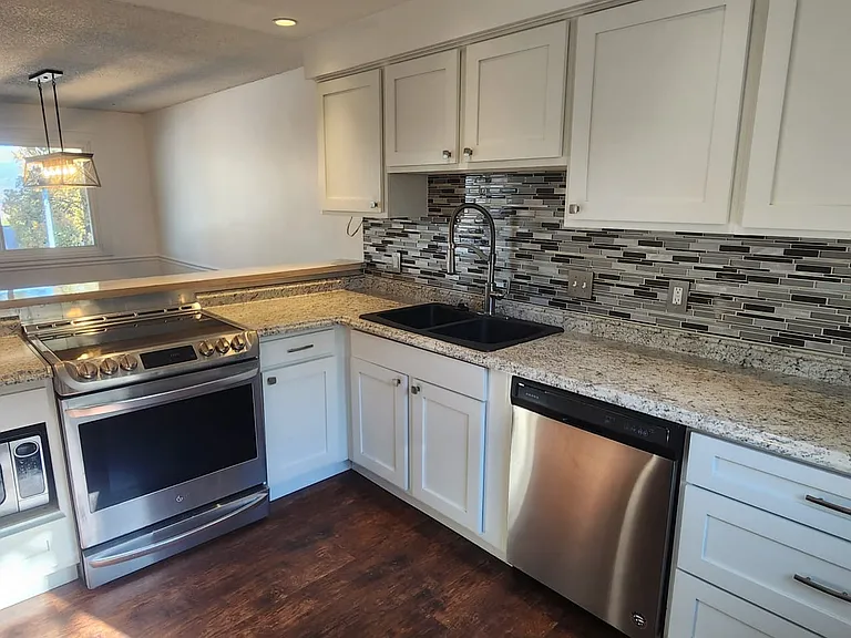 2215 E Vista Dr — Photo 6