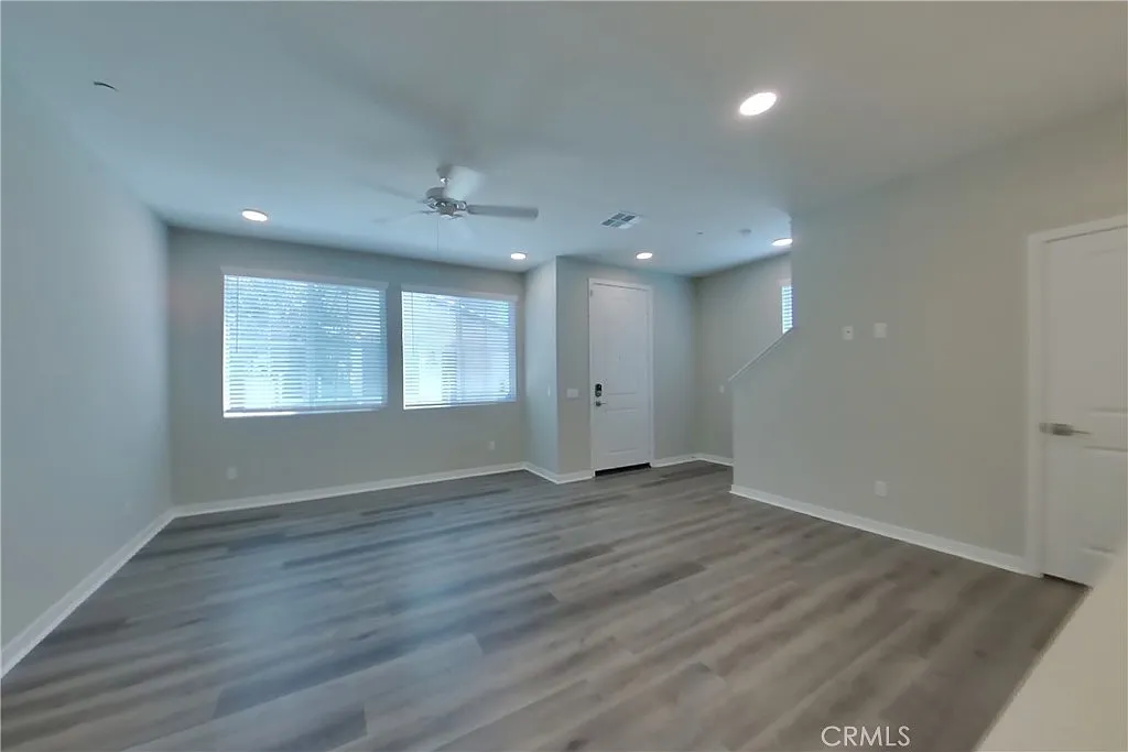 3 bed, 2.5 bath, 1361 sqft, $3,049 — Photo 3