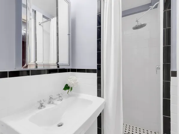 424 East 52nd Street 3A image 9 of 9