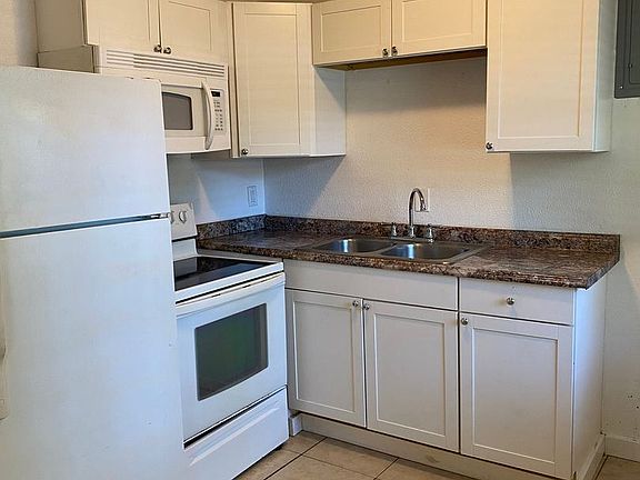 4th image of 3043 Belden St