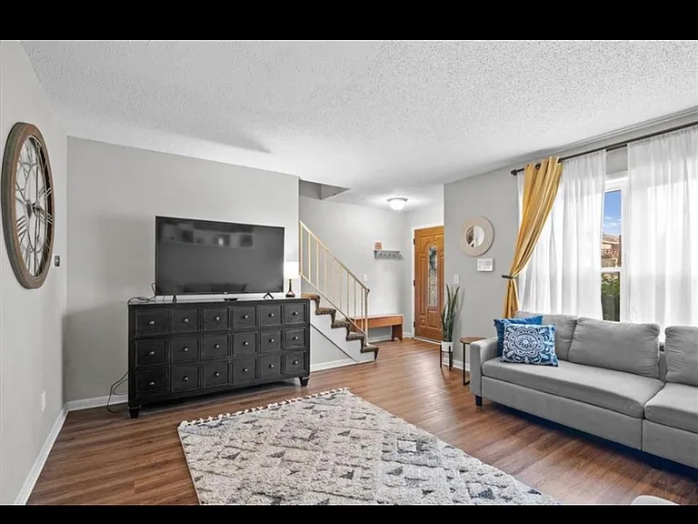 Dunbar Ct — Photo 1