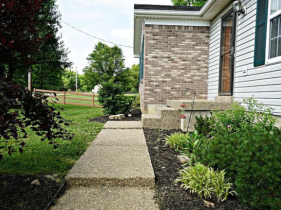 4th image of 724 Hickory Woods Dr