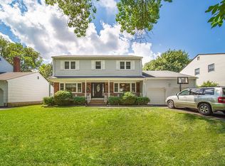 7 Laurel Ct, Paramus, NJ 07652