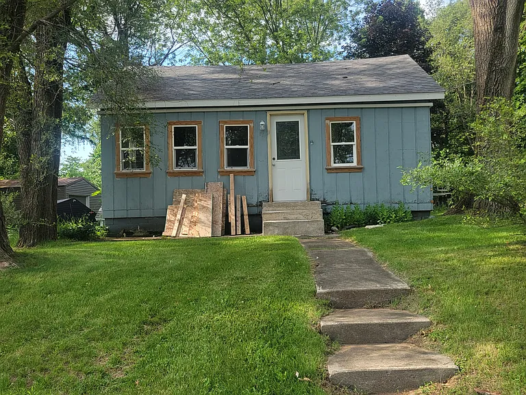 813 Willow Dr — Photo 1
