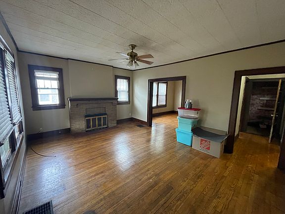 Front door entrance: living room