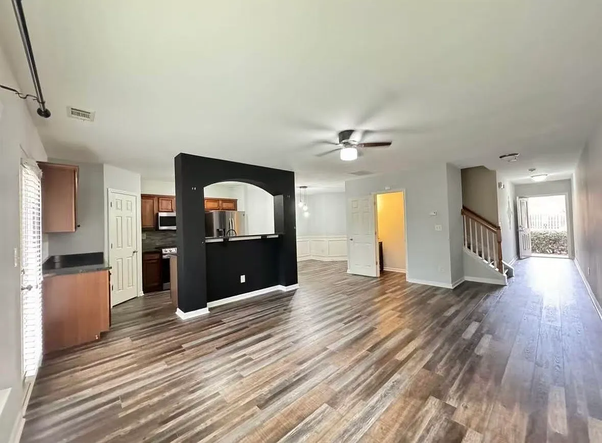3 bed, 1879 sqft, $2,300 — Photo 4