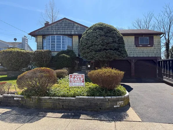 27 Clinton Ln, Hicksville, NY 11801