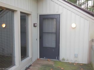 576 Meredith Ln, Cuyahoga Falls, OH