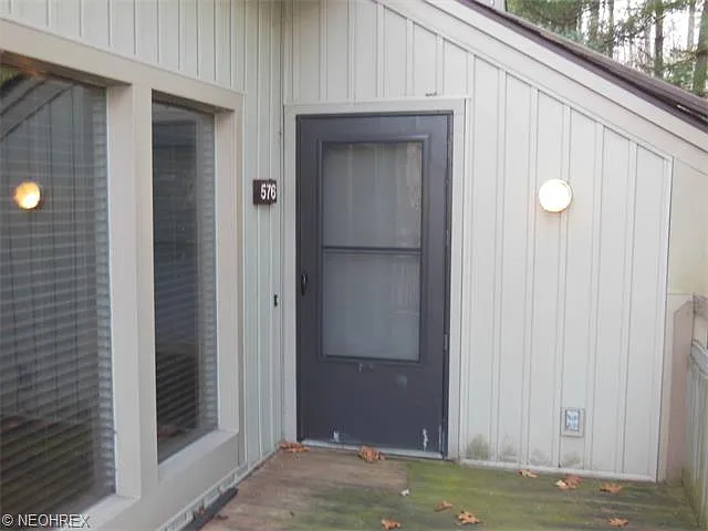 576 Meredith Ln photo 1