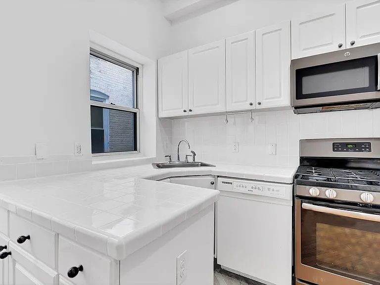 316 Hudson St #4B — Photo 10