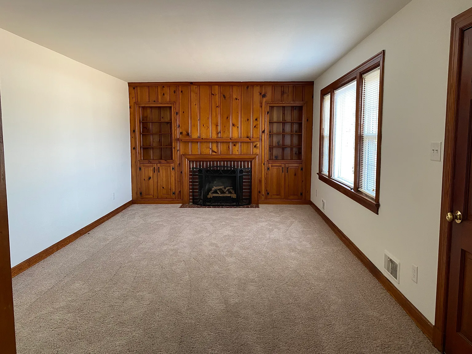 3 bed, 1.5 bath, 1304 sqft, $2,100 — Photo 2