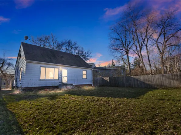 1700 Parkway Dr E, Maplewood, MN 55106