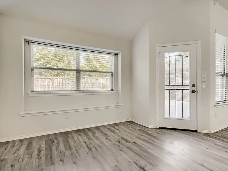 1300 Avenue C — Photo 6