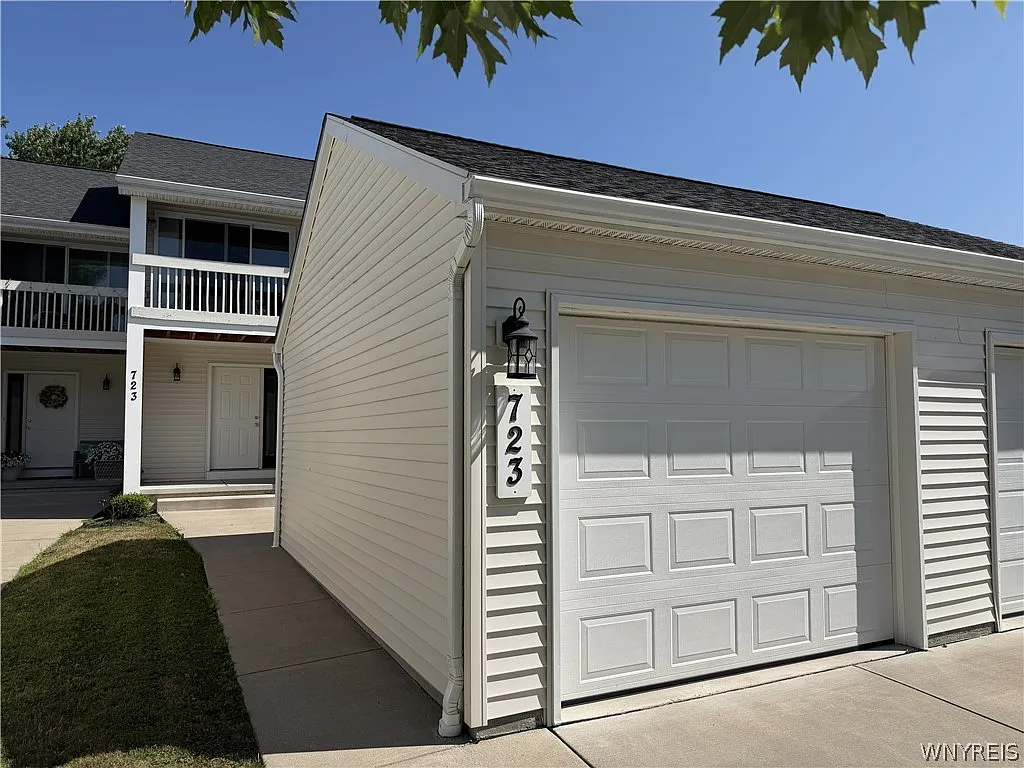 2 bed, 1.5 bath, 1117 sqft, $1,995 — Photo 1