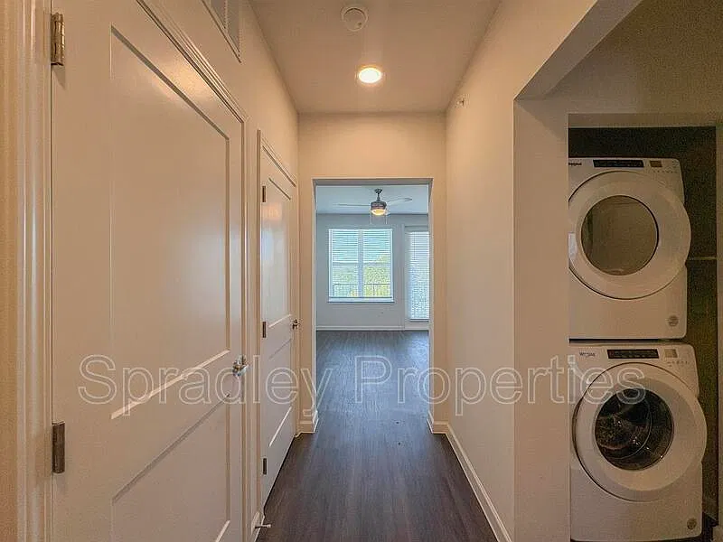 1 bed, 1.0 bath, 733 sqft, $1,300 — Photo 4