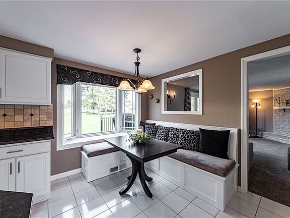 4th image of 271 Courtney Pl