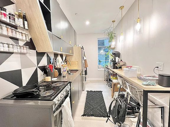 4th image of 978 Kent Ave #3C