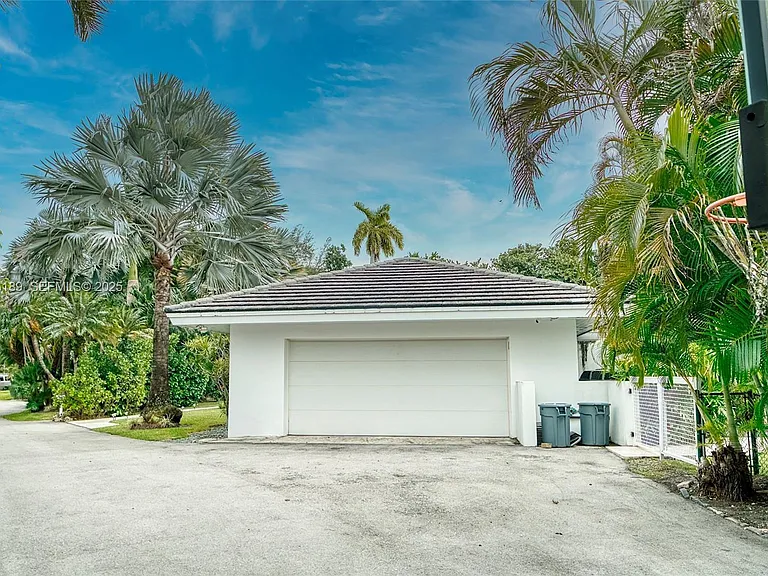 415 Rovino Ave — Photo 21
