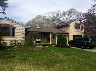 6 Palo Alto Dr, Hampton Bays, NY 11946