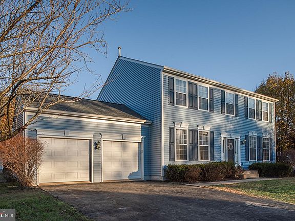 2nd image of 27 Westhampton Ct