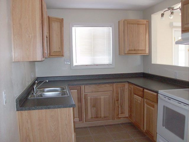 2nd image of 1075 W 5th Pl