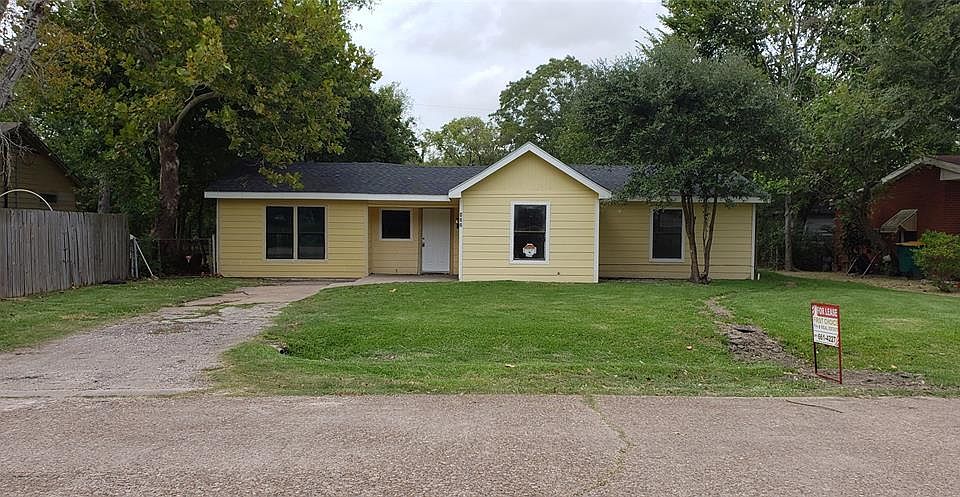 1st image of 402 Honeysuckle Dr
