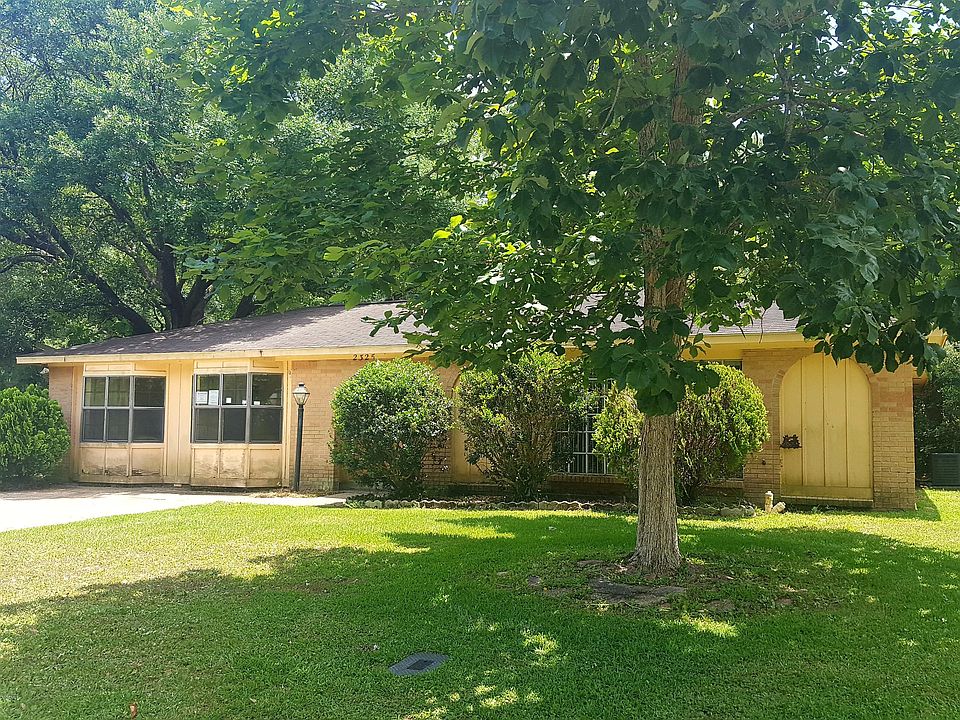 1st image of 2325 Greenway Dr
