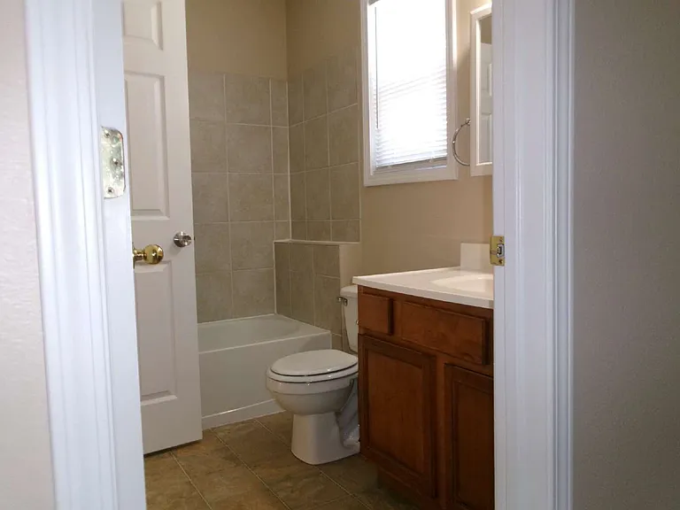 2429 E Monument St — Photo 35
