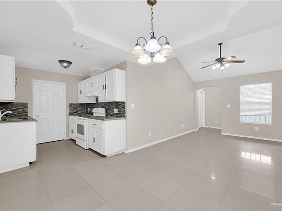 4th image of 504 Rosas Priego St