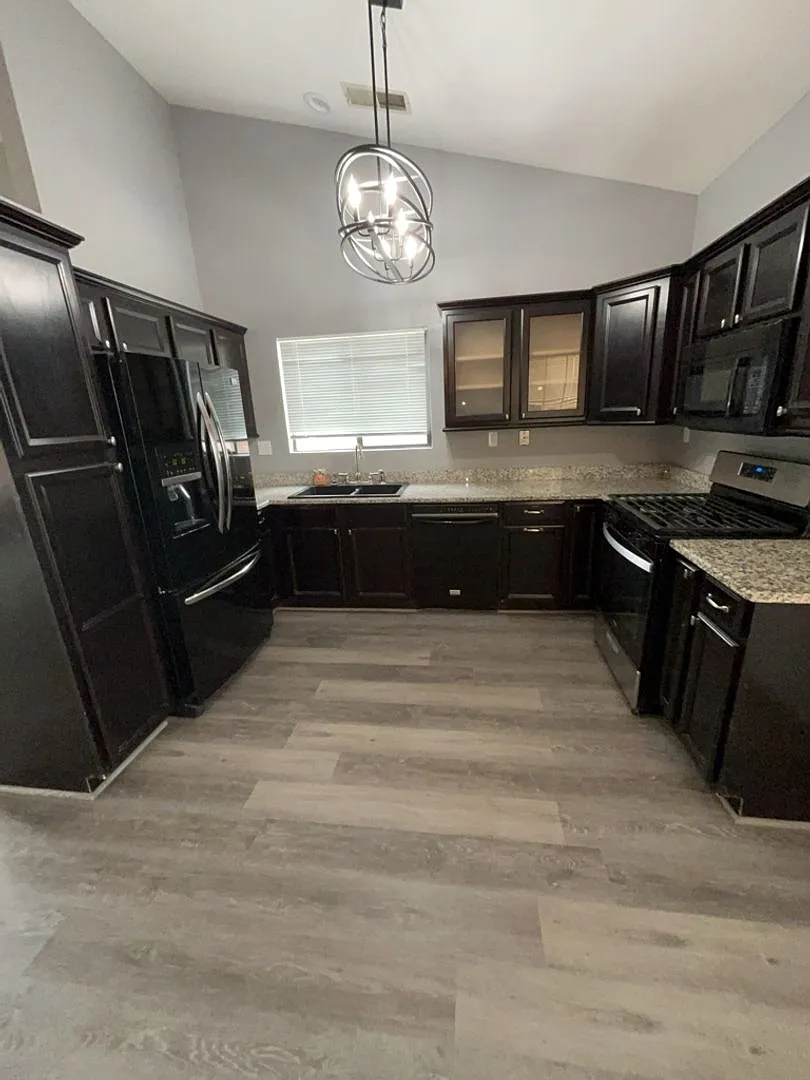 3 Bedroom, 2 Bathroom Home! Schedule a Showing! — Photo 4