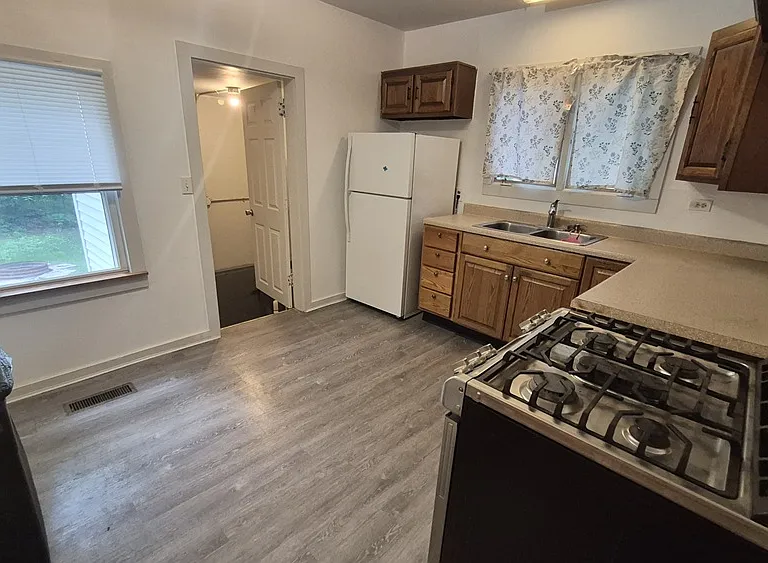 1011 E Water St — Photo 2