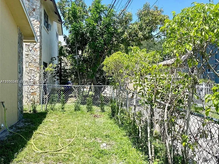 2345 Douglas St — Photo 39