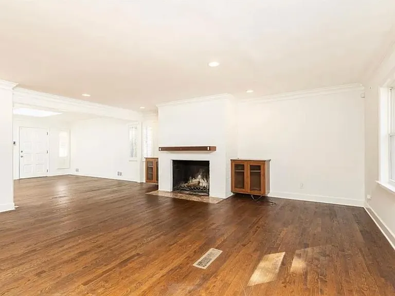 2580 Hawthorne Dr — Photo 2