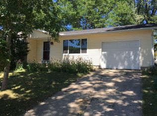 1105 S Hill Dr, Dixon, IL 61021