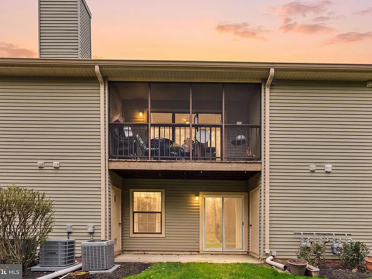 165 Wyndham Pl — Photo 33